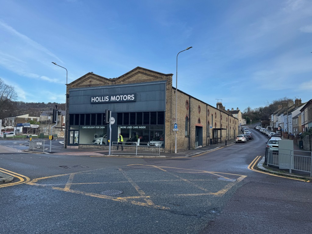 Lot: 82 - FREEHOLD CAR SALES SITE, SHOWROOM & WORKSHOP WITH REDEVELOPMENT POTENTIAL. - The main building